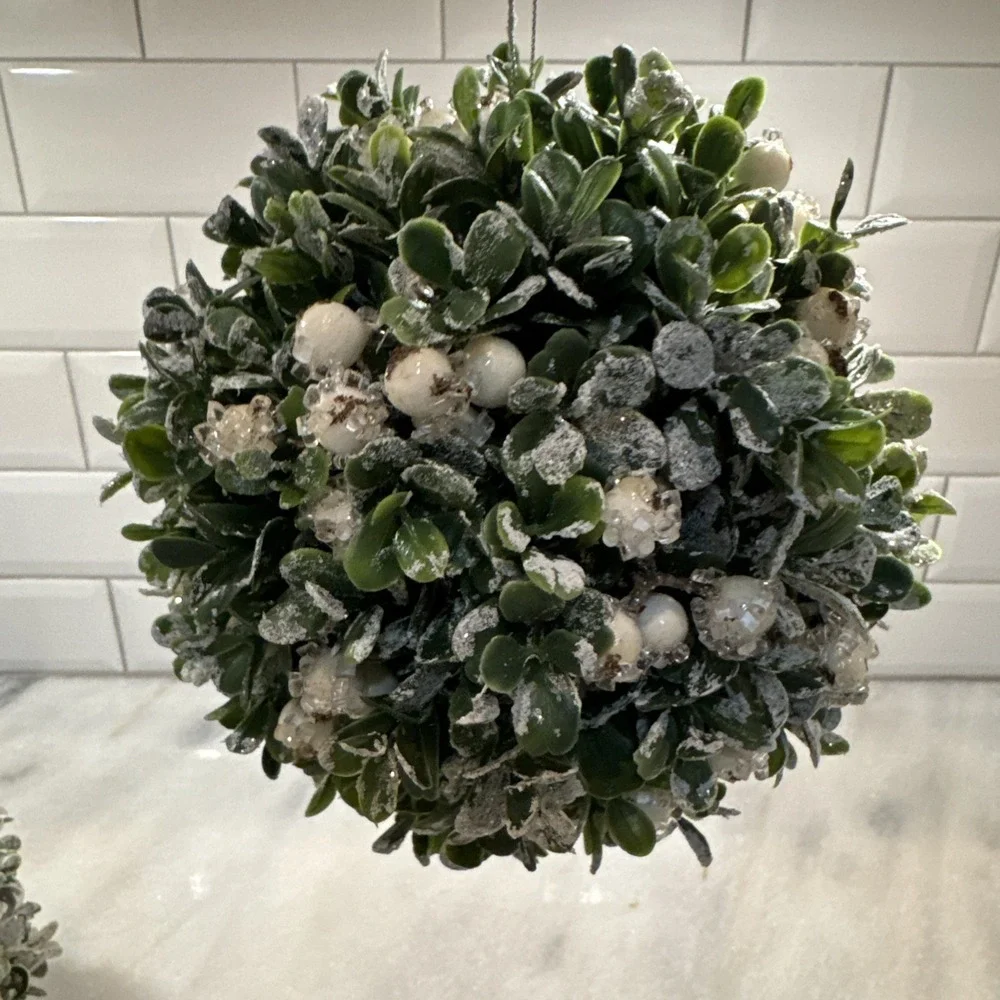 9in& 6in Snow Flocked Boxwood And White Berry Holiday Topiary Kissing Balls GWB4